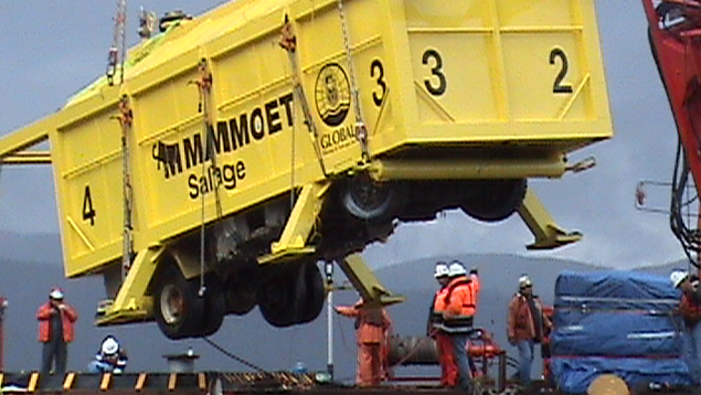 Camion d'essence réchappé dans la Réserve de Robson Bight