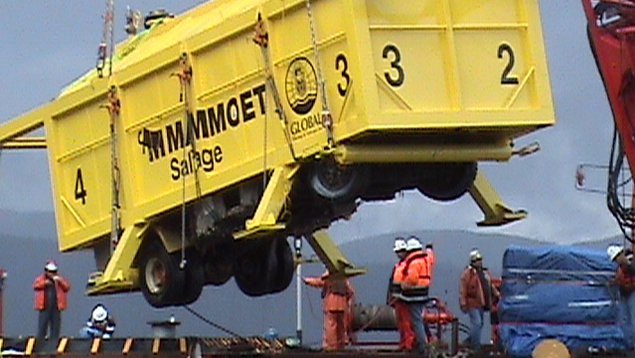 Camion d'essence chargé est réchappé dans la réserve de Robson Bight, Photo courtoisie de NEC Photography Camion d'essence réchappé dans la Réserve de Robson Bight